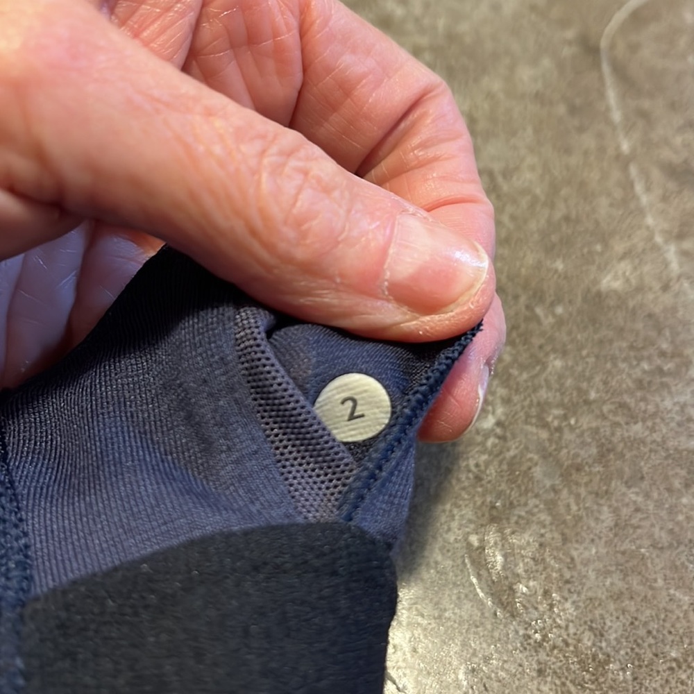 Lululemon top. Size 2 - Picture 5 of 5